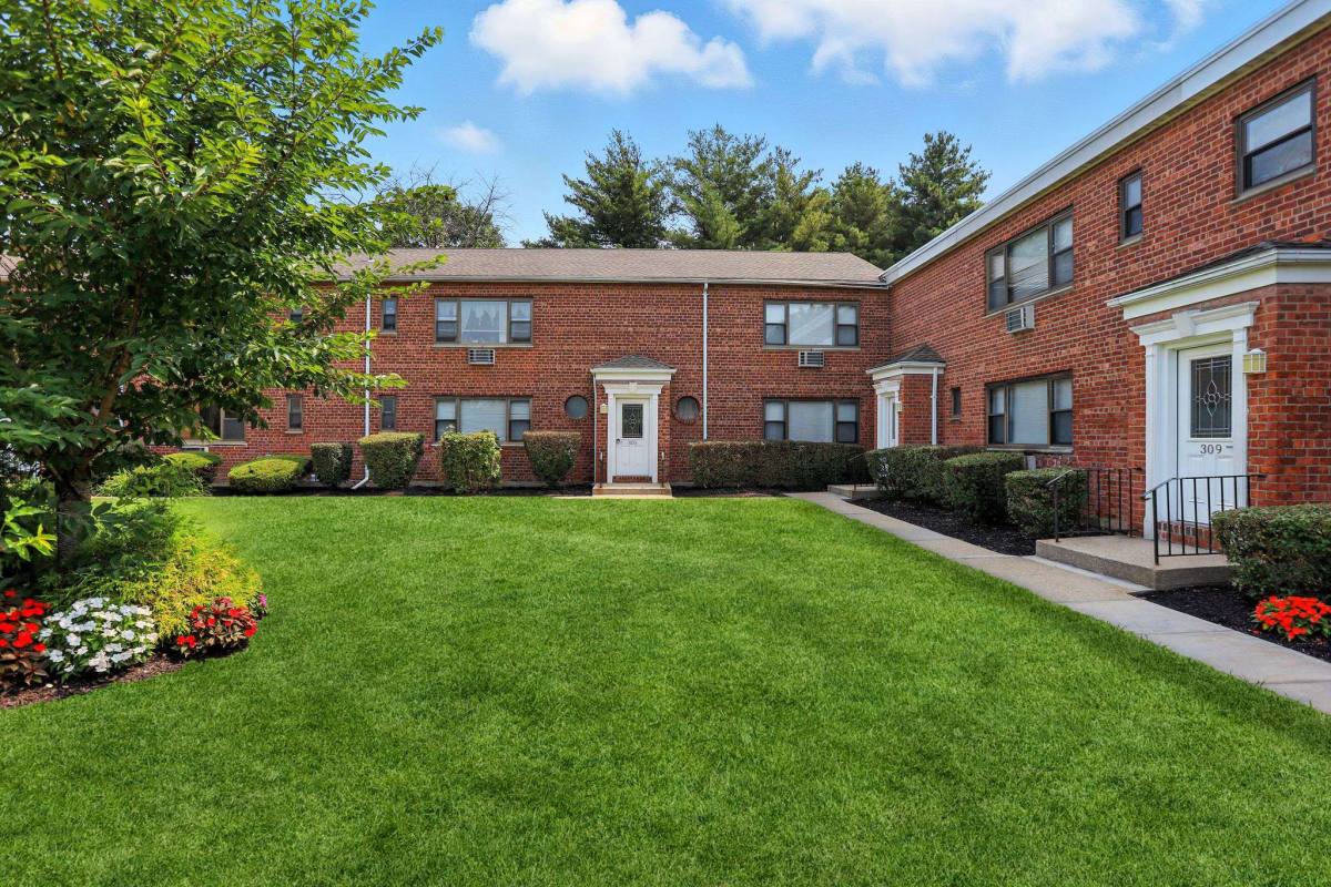 Apartment for rent at Eagle Rock at Hicksville & Jericho, 290 N Broadway, Hicksville, NY 11801