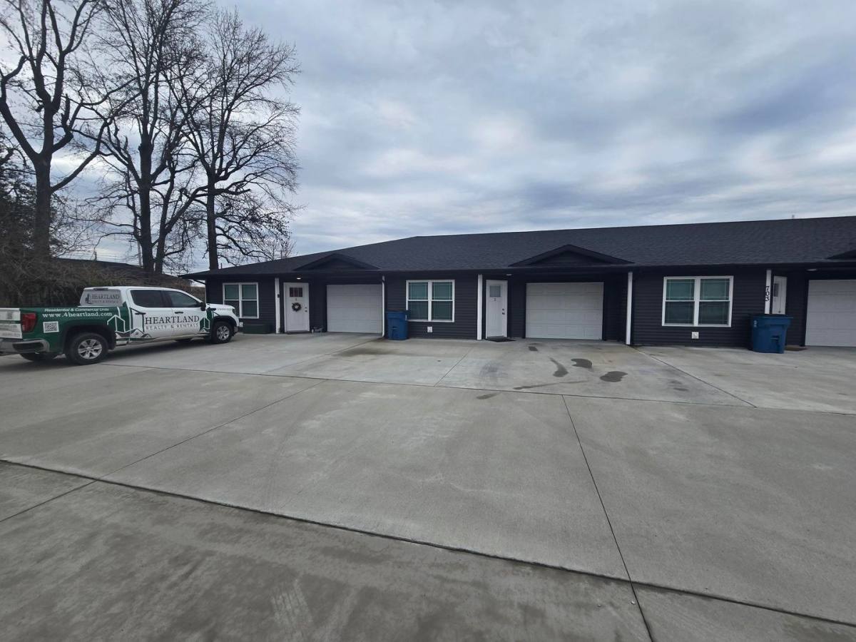 Apartment for rent at 103 E Goodall St, Marion, IL 62959