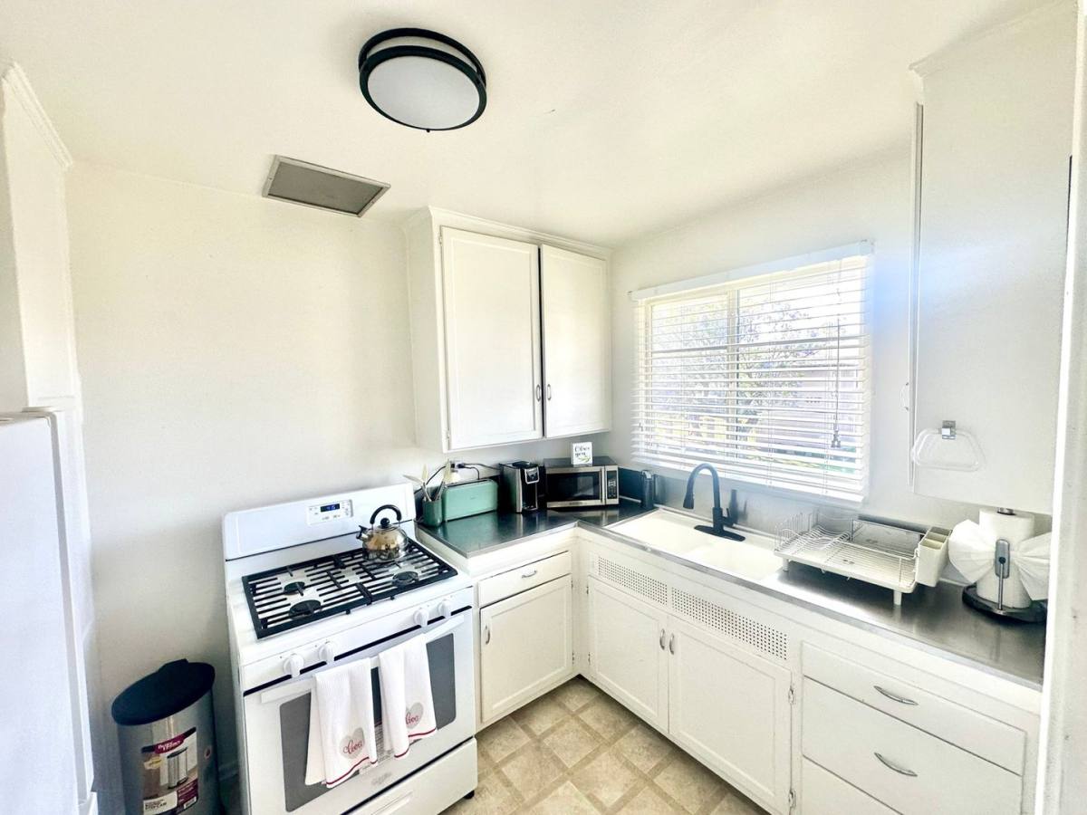 Townhouse for rent at 4142 Buckingham Rd, Los Angeles, CA 90008