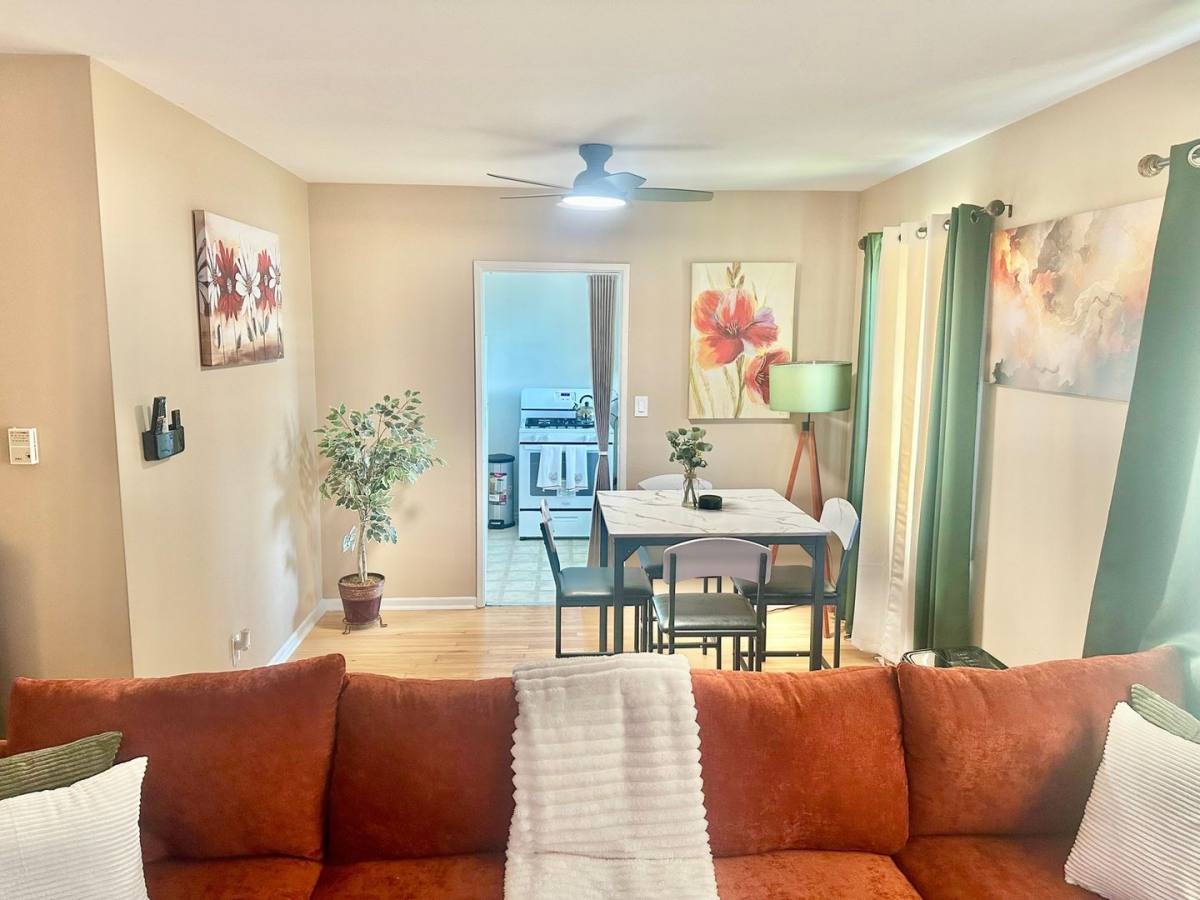 Townhouse for rent at 4142 Buckingham Rd, Los Angeles, CA 90008