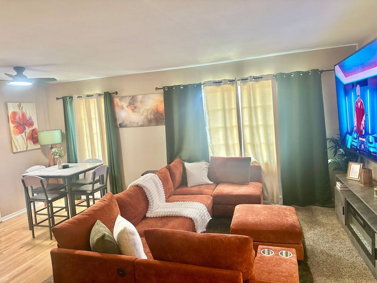 Townhouse for rent at 4142 Buckingham Rd, Los Angeles, CA 90008