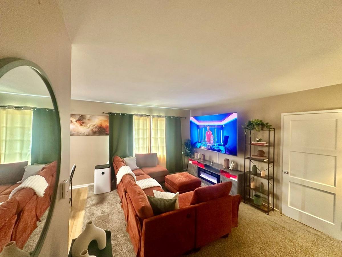 Townhouse for rent at 4142 Buckingham Rd, Los Angeles, CA 90008