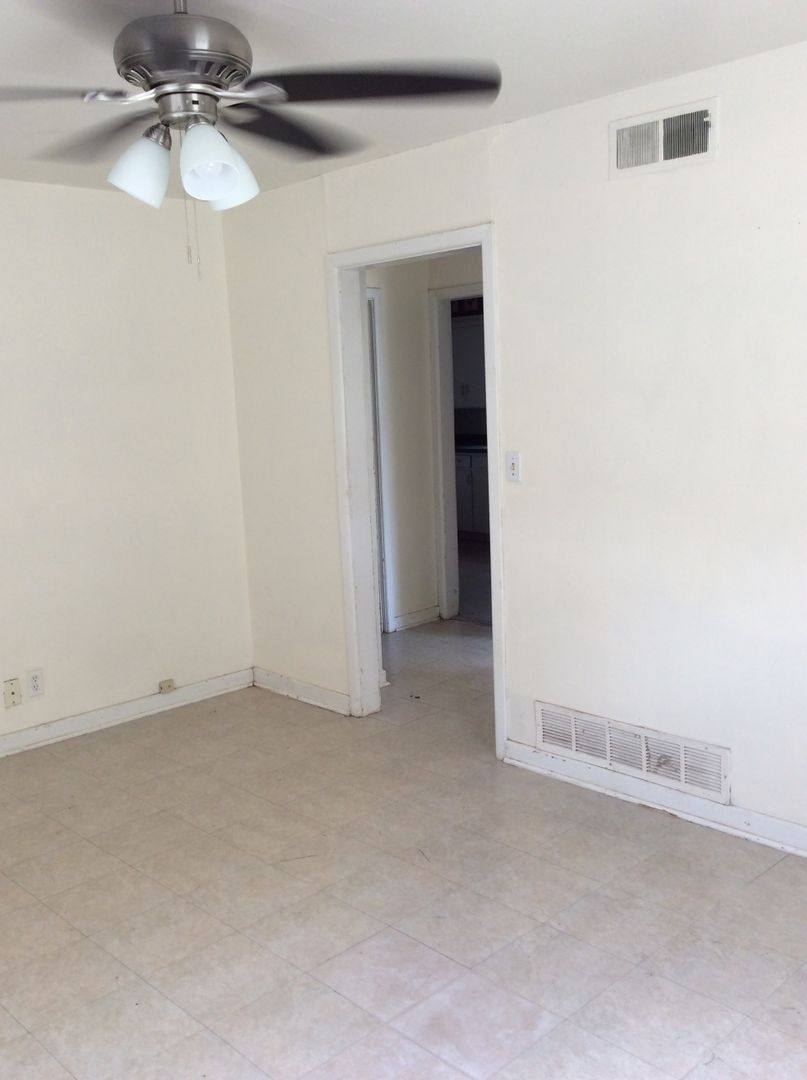 House for rent at 208 SE 6th St, Plainview, TX 79072