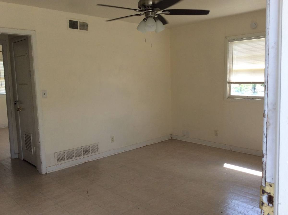 House for rent at 208 SE 6th St, Plainview, TX 79072