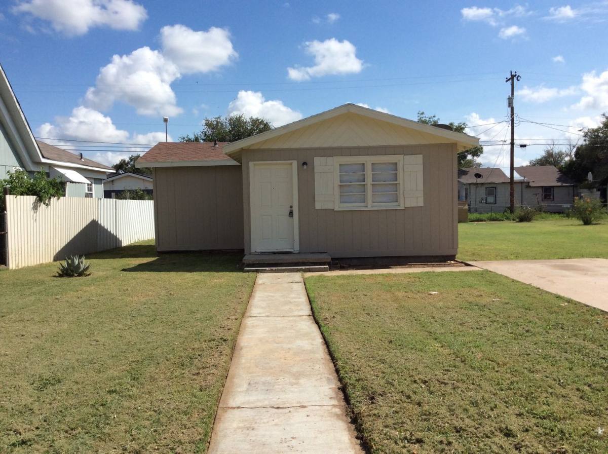 House for rent at 208 SE 6th St, Plainview, TX 79072