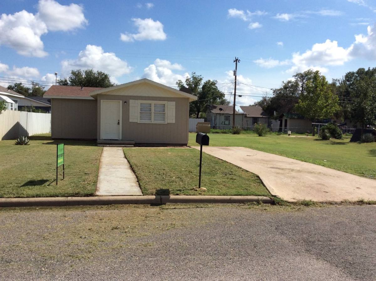 House for rent at 208 SE 6th St, Plainview, TX 79072