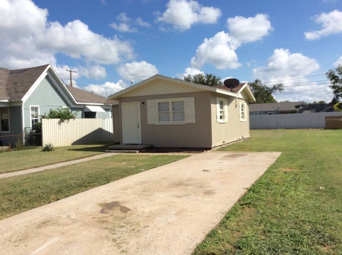 House for rent at 208 SE 6th St, Plainview, TX 79072