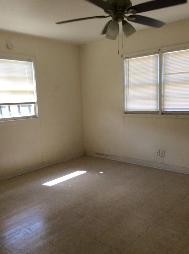 House for rent at 208 SE 6th St, Plainview, TX 79072