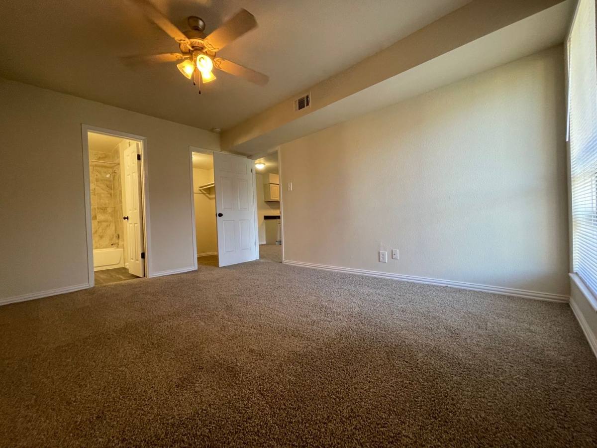 Apartment for rent at 17601 Cali Dr, Houston, TX 77090