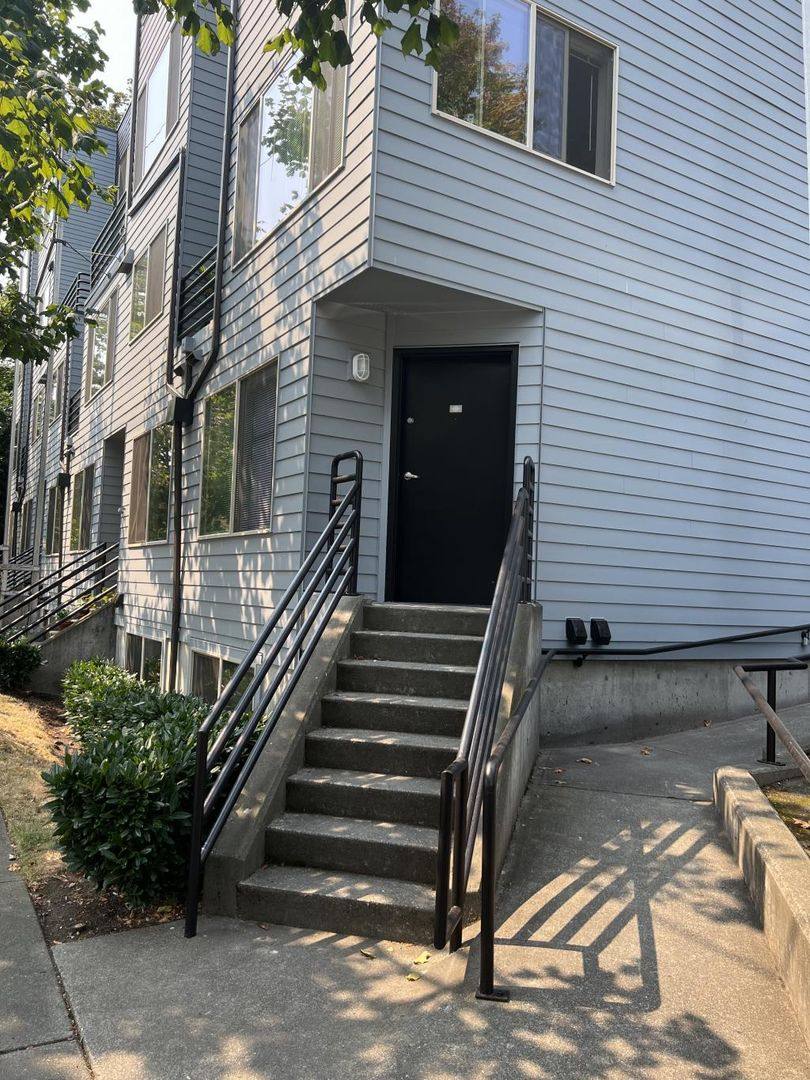 Apartment for rent at 2207 W Raye St, Seattle, WA 98199