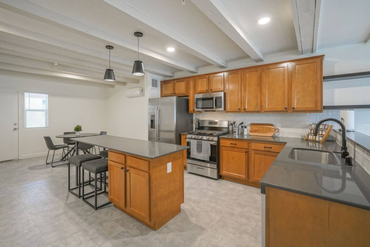 Apartment for rent at 11930 Menaul Blvd NE, Albuquerque, NM 87112