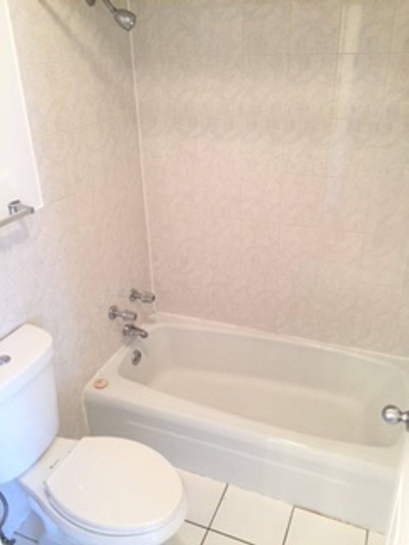 Apartment for rent at 5423 N Winthrop Ave, Chicago, IL 60640