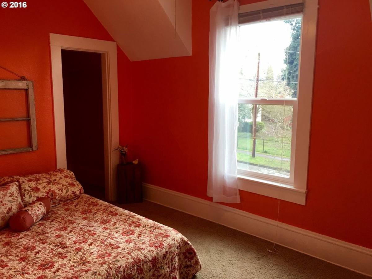 House for rent at 122 E 28th St, Vancouver, WA 98663