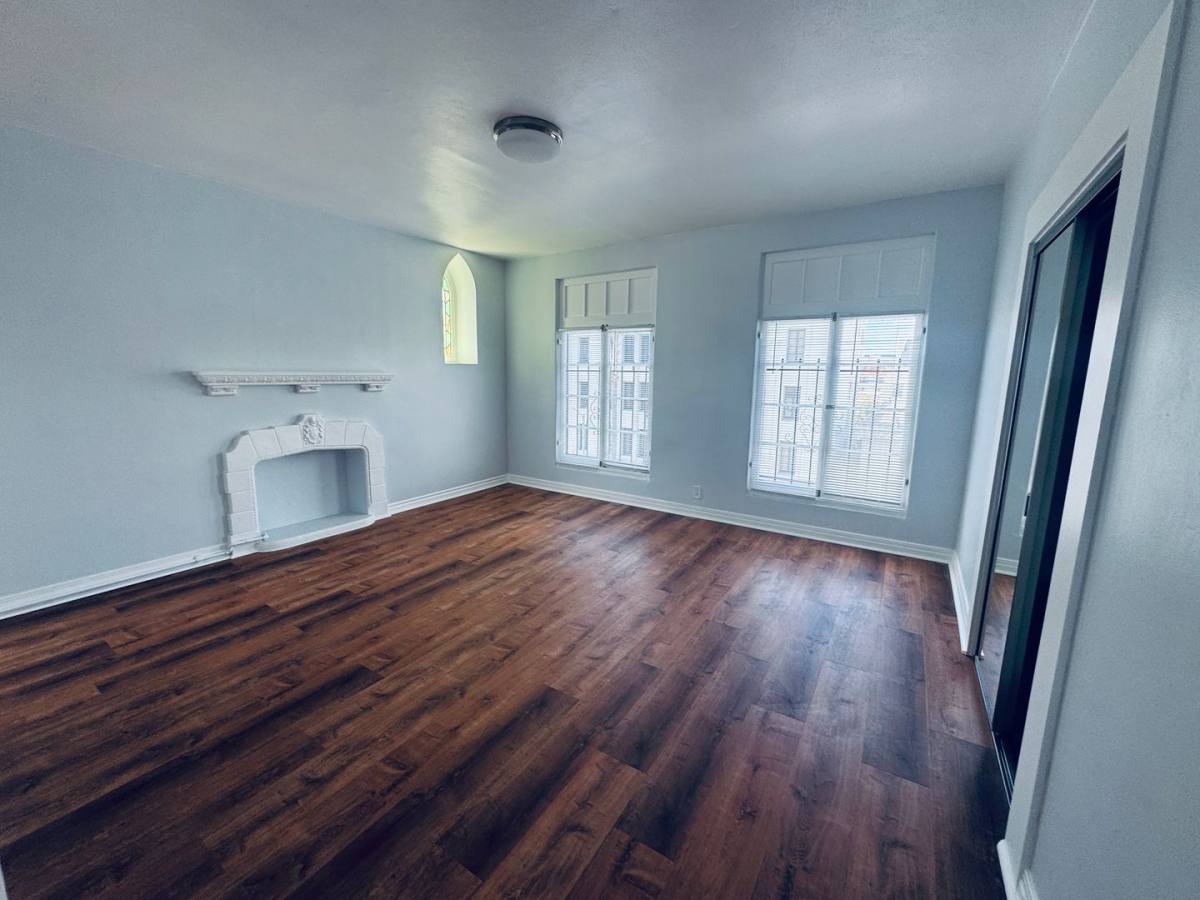 Apartment for rent at 520 S Hobart Blvd, Los Angeles, CA 90020