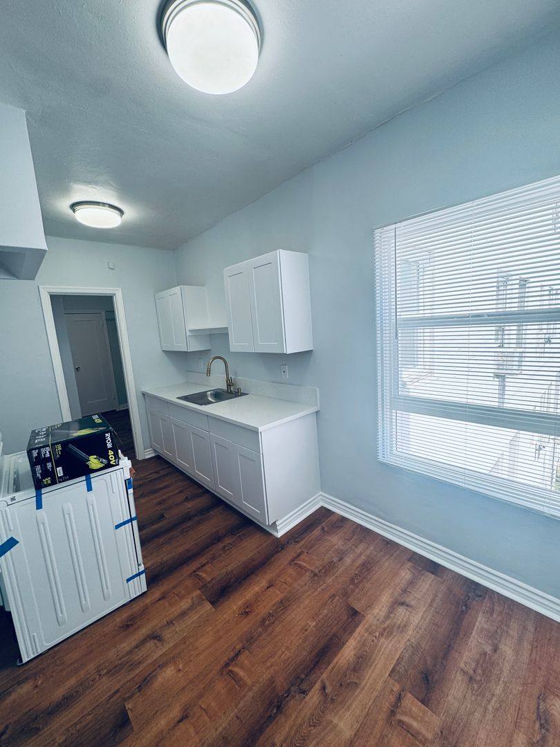 Apartment for rent at 520 S Hobart Blvd, Los Angeles, CA 90020