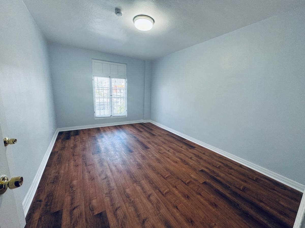 Apartment for rent at 520 S Hobart Blvd, Los Angeles, CA 90020