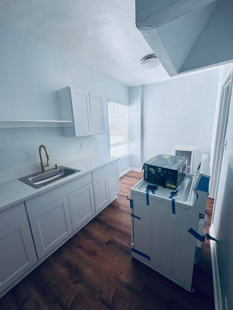 Apartment for rent at 520 S Hobart Blvd, Los Angeles, CA 90020