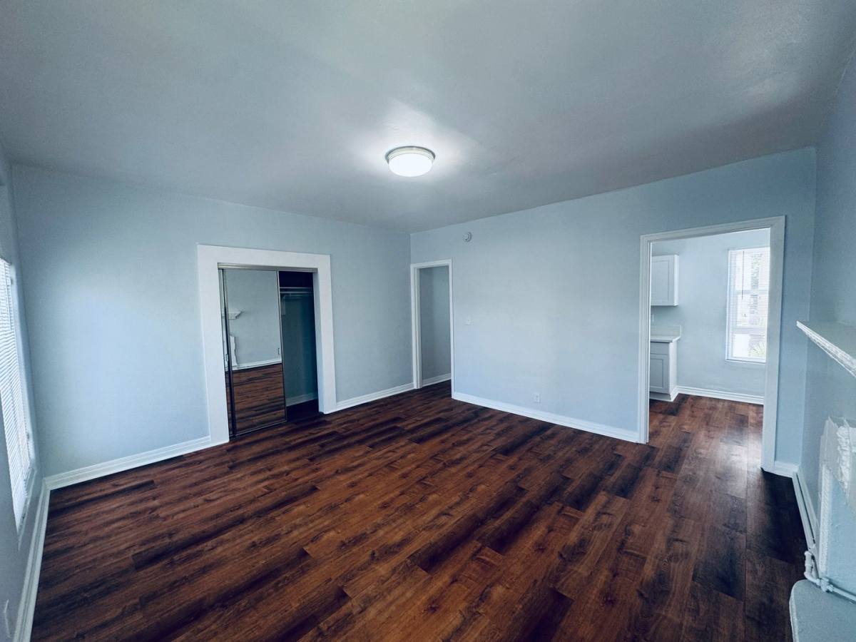 Apartment for rent at 520 S Hobart Blvd, Los Angeles, CA 90020