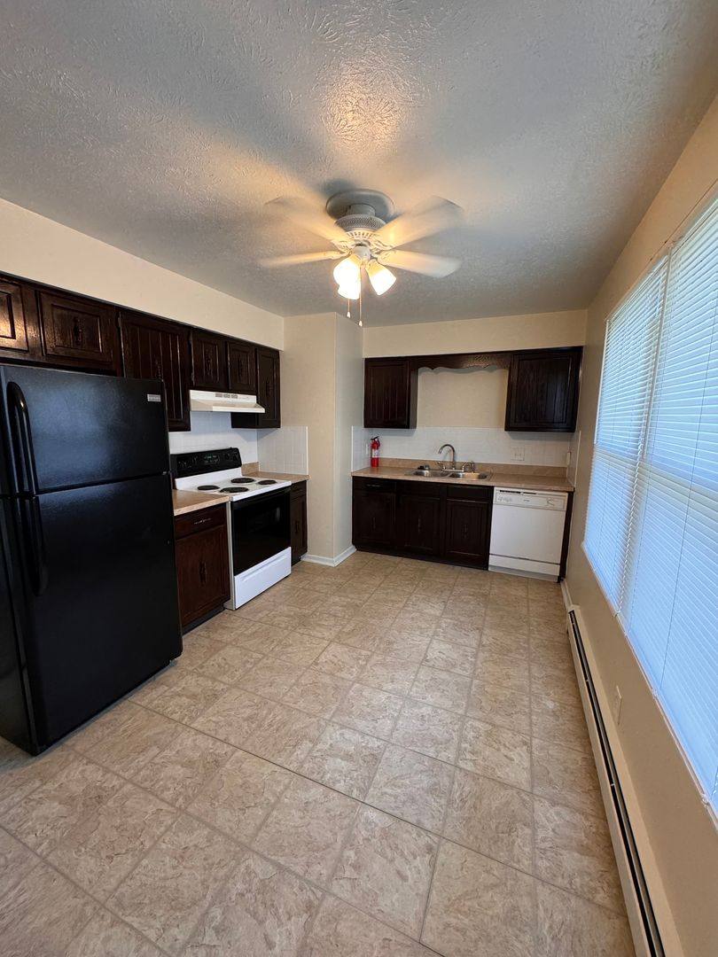 Apartment for rent at 3872 Niles-Carver Rd, Mineral Ridge, OH 44440