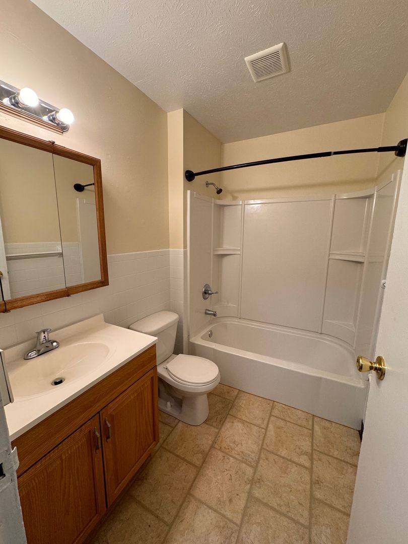Apartment for rent at 3872 Niles-Carver Rd, Mineral Ridge, OH 44440