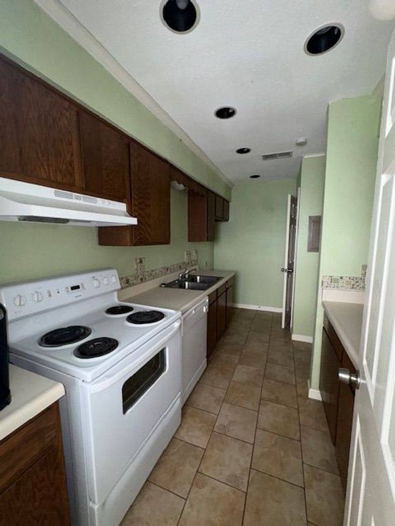 Apartment for rent at 4250 Calallen Dr, Corpus Christi, TX 78410