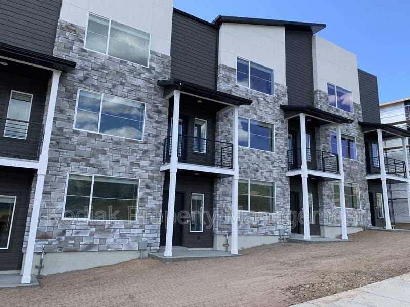 Townhouse for rent at 3052 N 1625 E, Layton, UT 84040