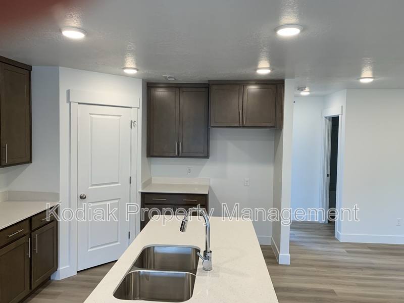 Townhouse for rent at 3052 N 1625 E, Layton, UT 84040