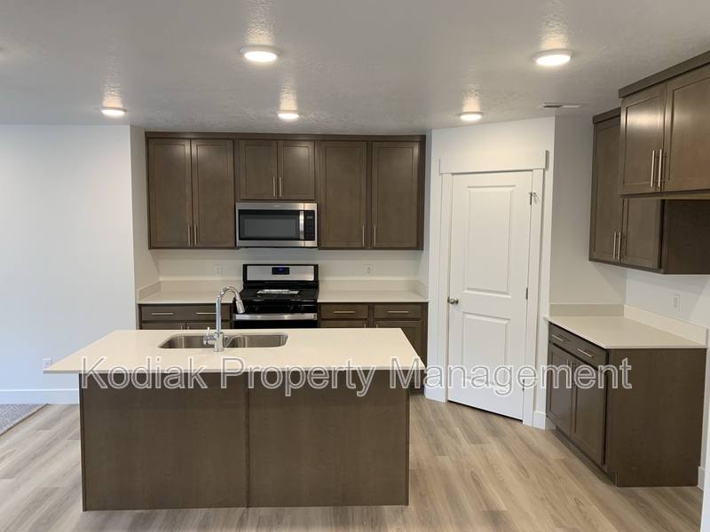 Townhouse for rent at 3052 N 1625 E, Layton, UT 84040