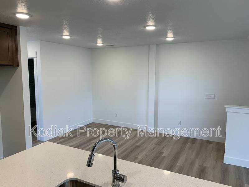 Townhouse for rent at 3052 N 1625 E, Layton, UT 84040