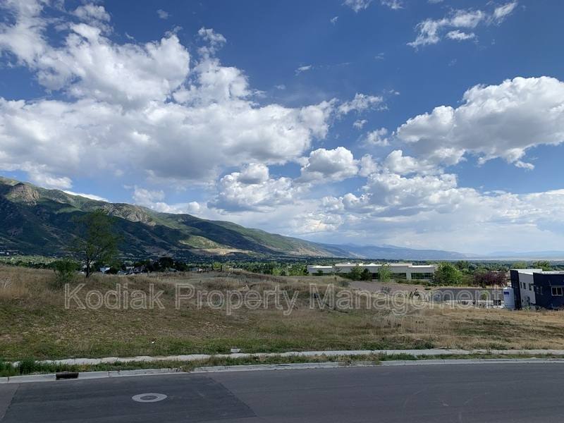 Townhouse for rent at 3052 N 1625 E, Layton, UT 84040