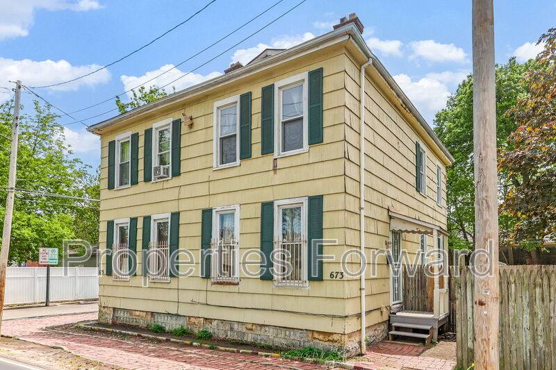 Townhouse for rent at 673 E Sycamore St, Columbus, OH 43206