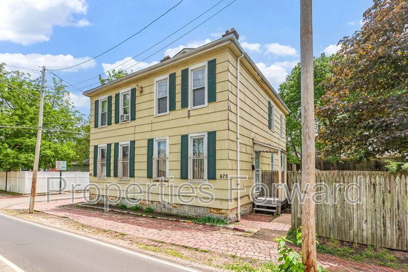 Townhouse for rent at 673 E Sycamore St, Columbus, OH 43206