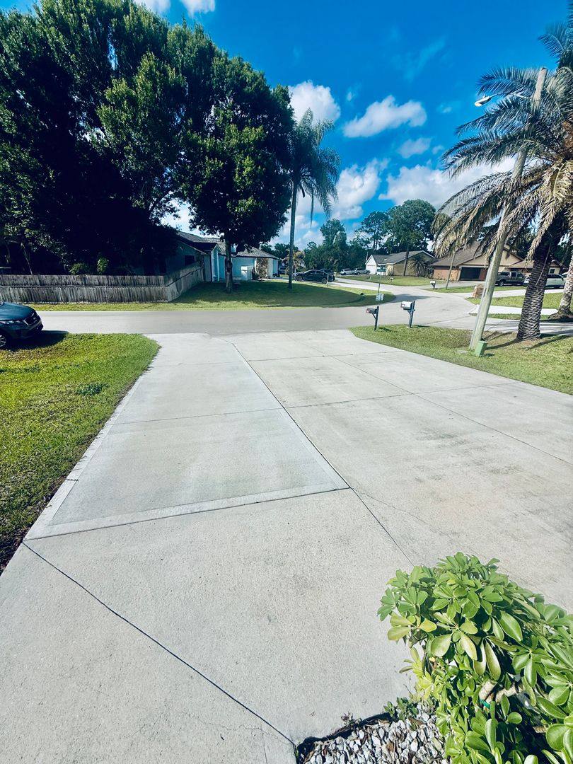 House for rent at 614 Lynbrook St NW, Palm Bay, FL 32907
