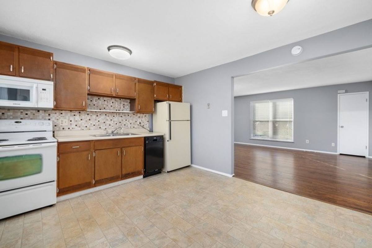Townhouse for rent at 9310 Shirley Gardens Dr, Saint Louis, MO 63114