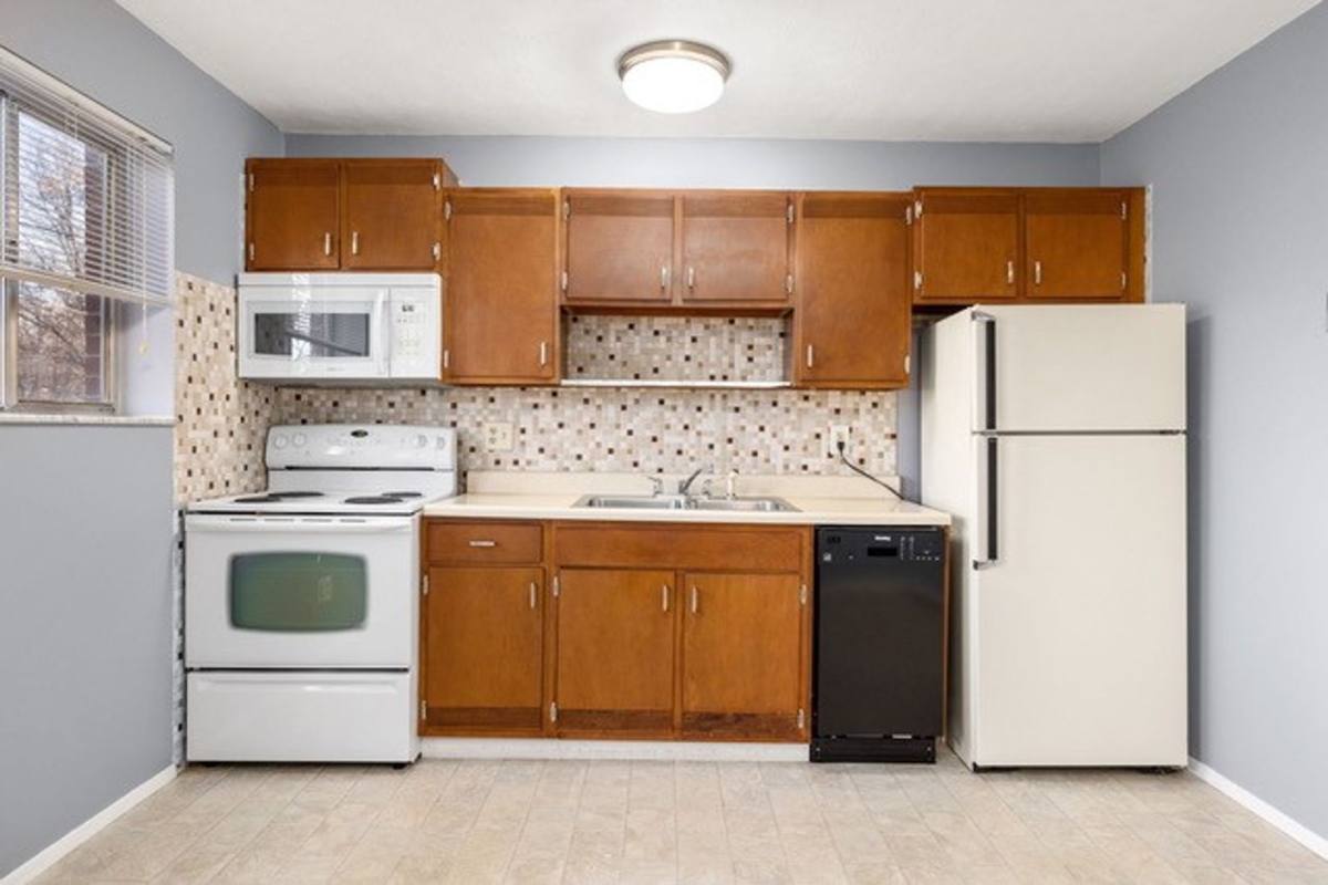 Townhouse for rent at 9310 Shirley Gardens Dr, Saint Louis, MO 63114