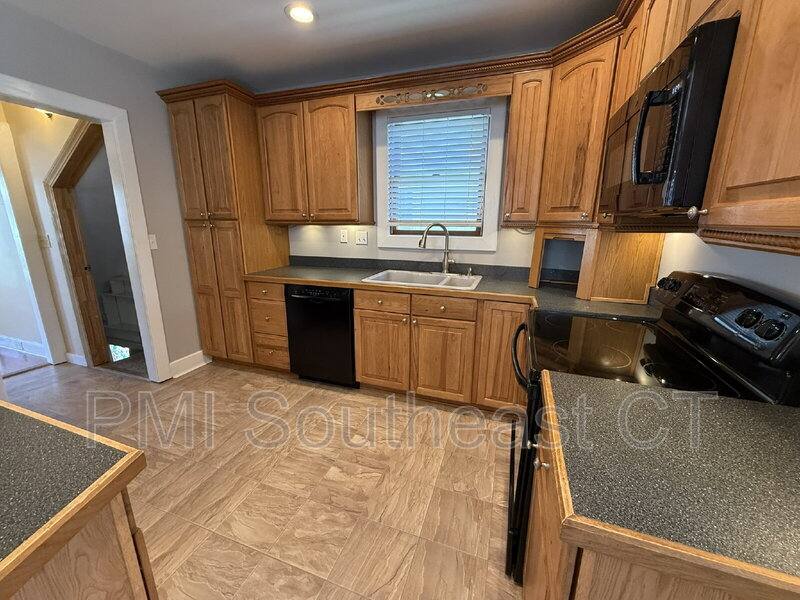 House for rent at 86 School St, New London, CT 06320