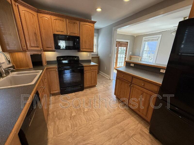 House for rent at 86 School St, New London, CT 06320