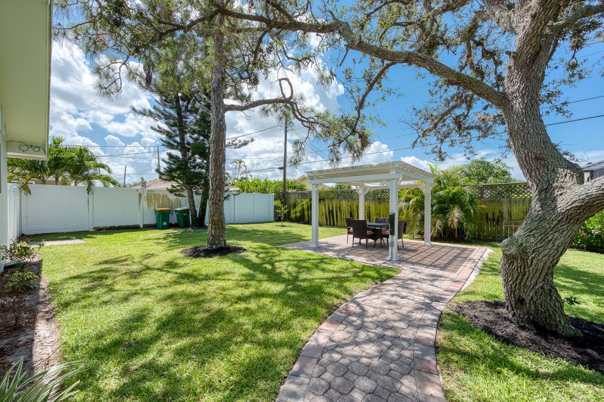 Apartment for rent at 668-670 97th Ave N, Naples, FL 34108
