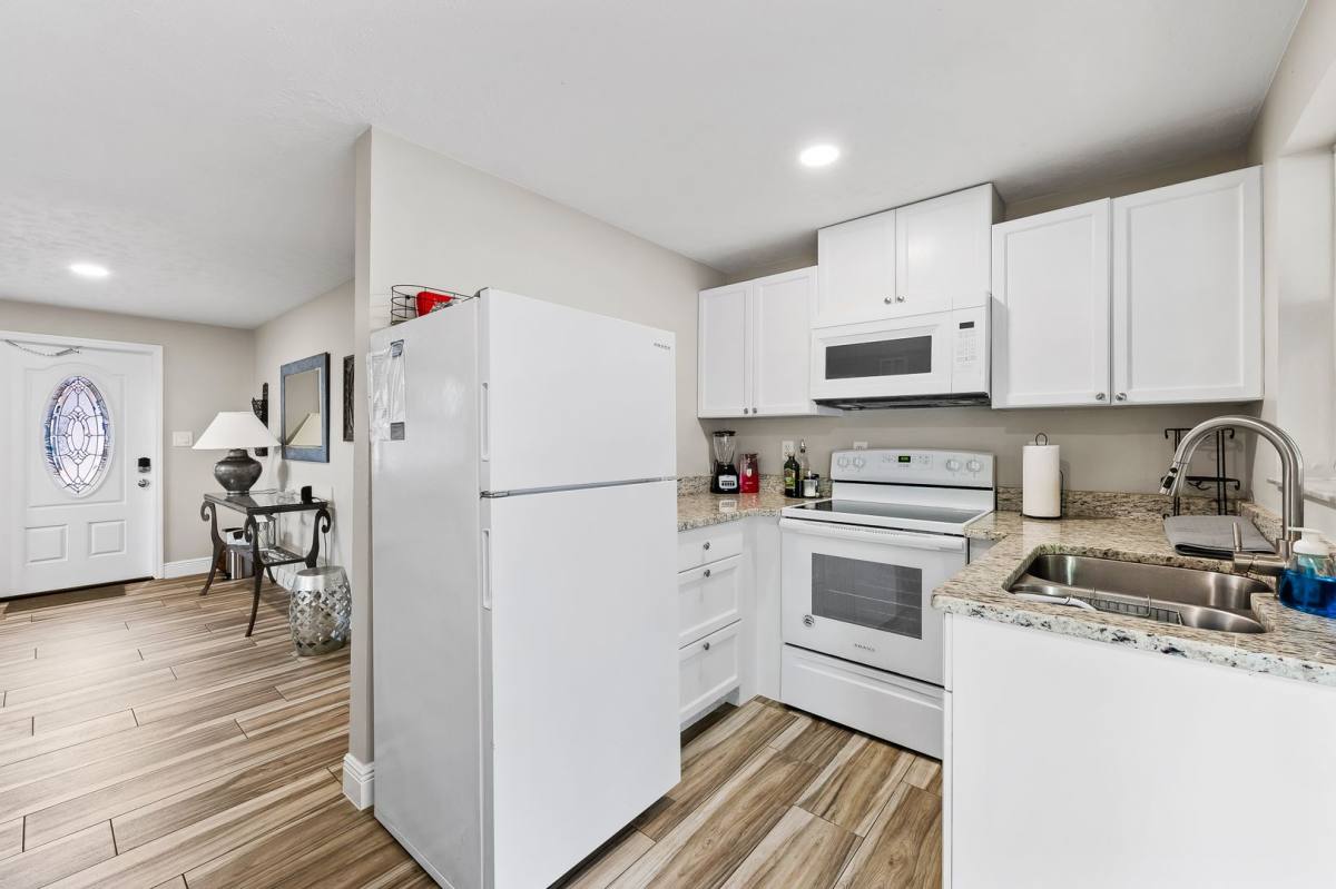 Apartment for rent at 668-670 97th Ave N, Naples, FL 34108