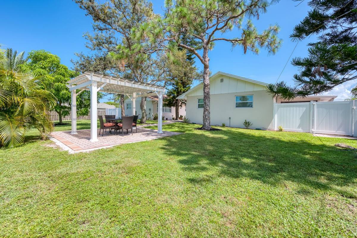 Apartment for rent at 668-670 97th Ave N, Naples, FL 34108