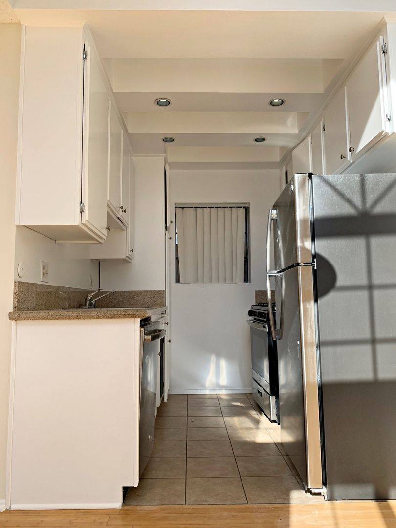 Apartment for rent at 9801 Tabor St, Los Angeles, CA 90034