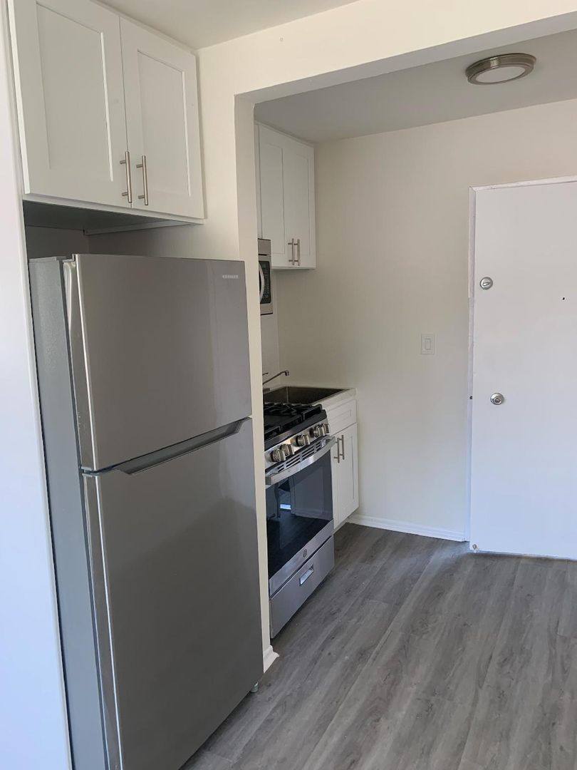 Apartment for rent at 140 N Hoover St, Los Angeles, CA 90004