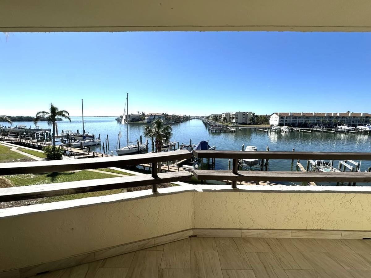 Condo for rent at 126 1st St E, Saint Petersburg, FL 33715