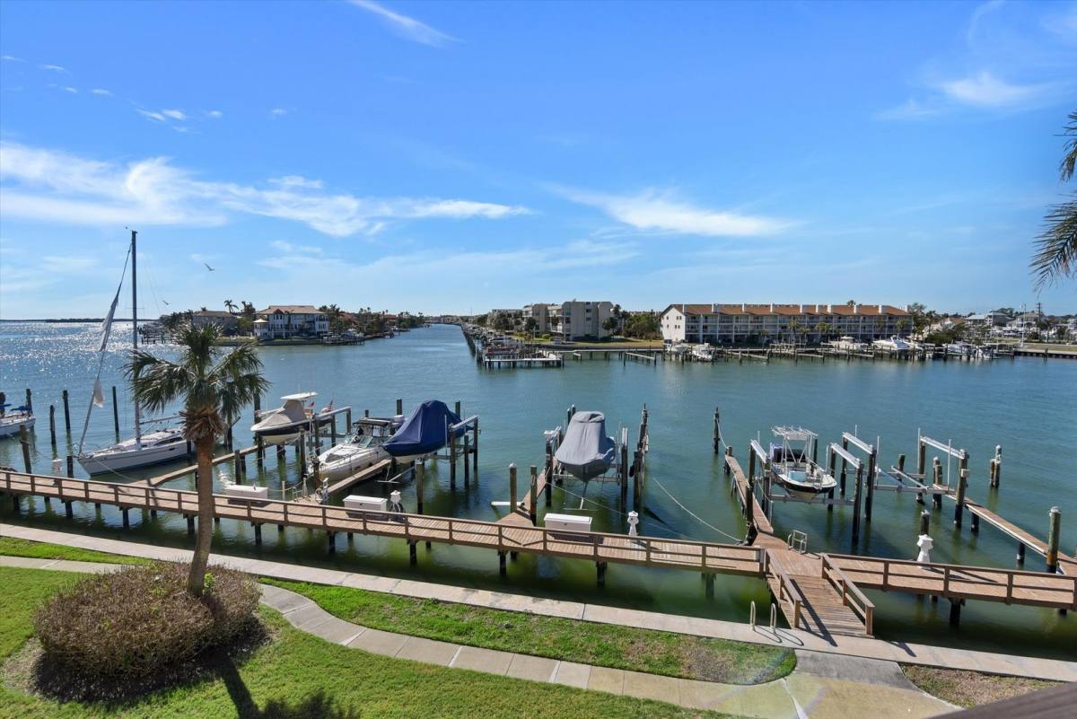 Condo for rent at 126 1st St E, Saint Petersburg, FL 33715