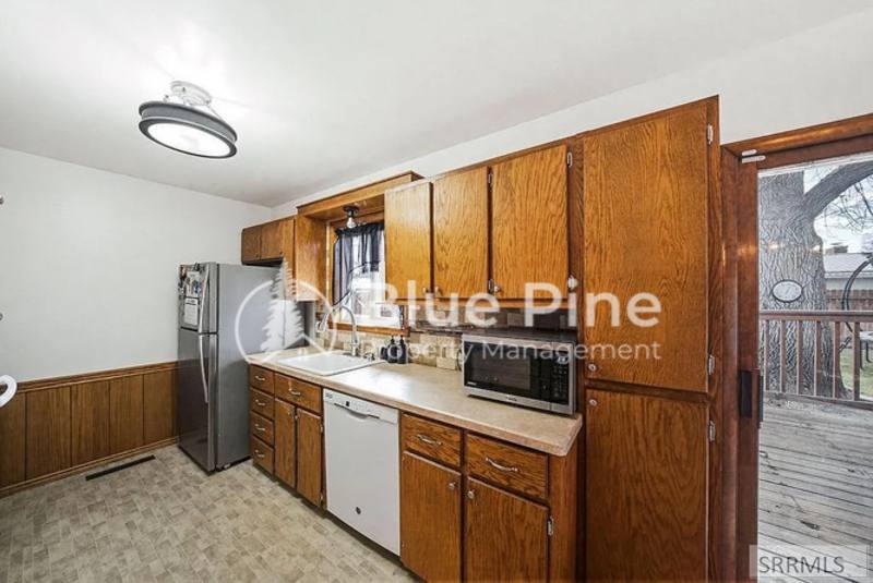 407 Valley Dr, Idaho Falls, ID 83401 - House for Rent - Image 6