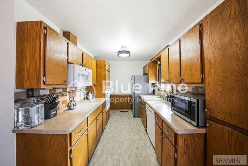 407 Valley Dr, Idaho Falls, ID 83401 - House for Rent - Image 5