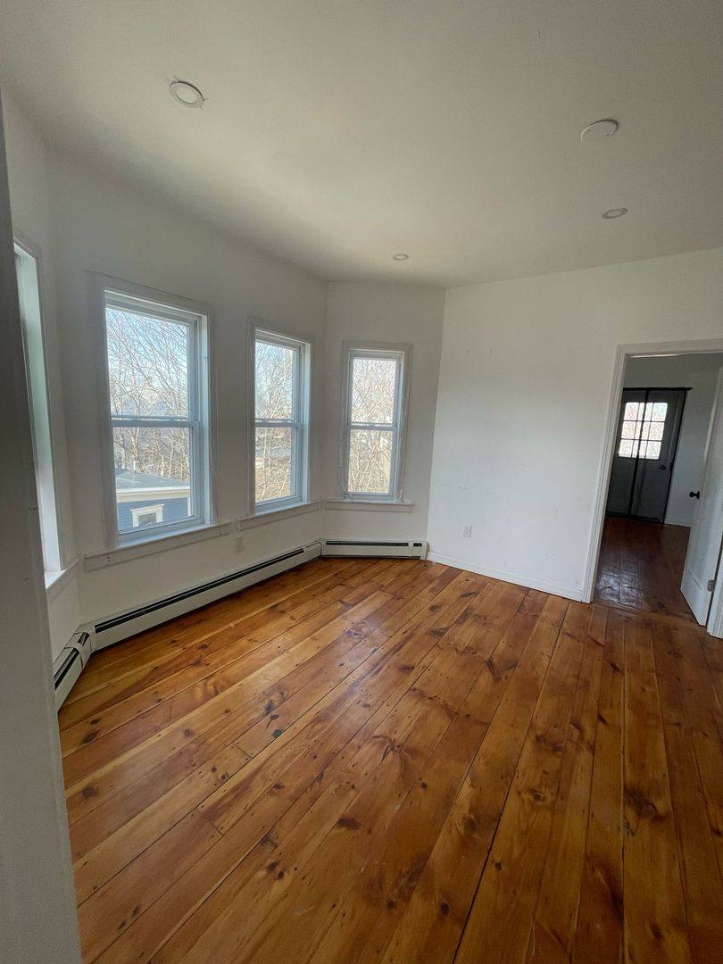 Apartment for rent at 11 Wright St, Gardner, MA 01440