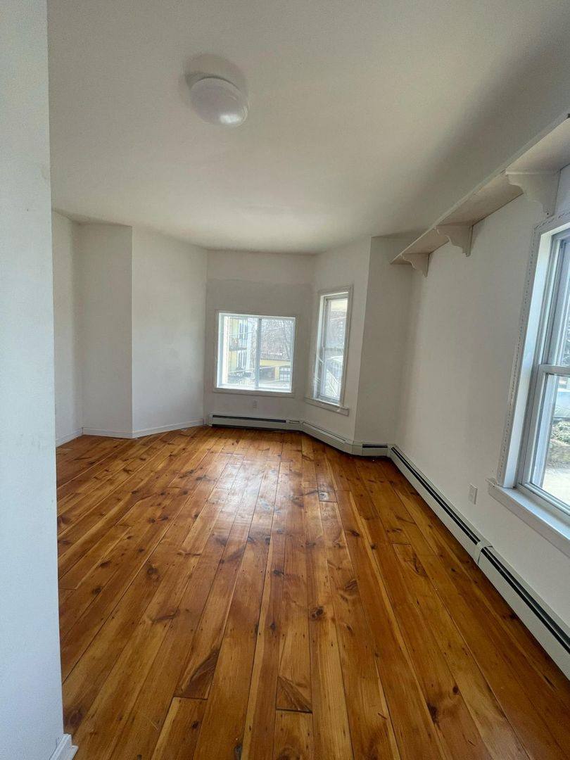 Apartment for rent at 11 Wright St, Gardner, MA 01440