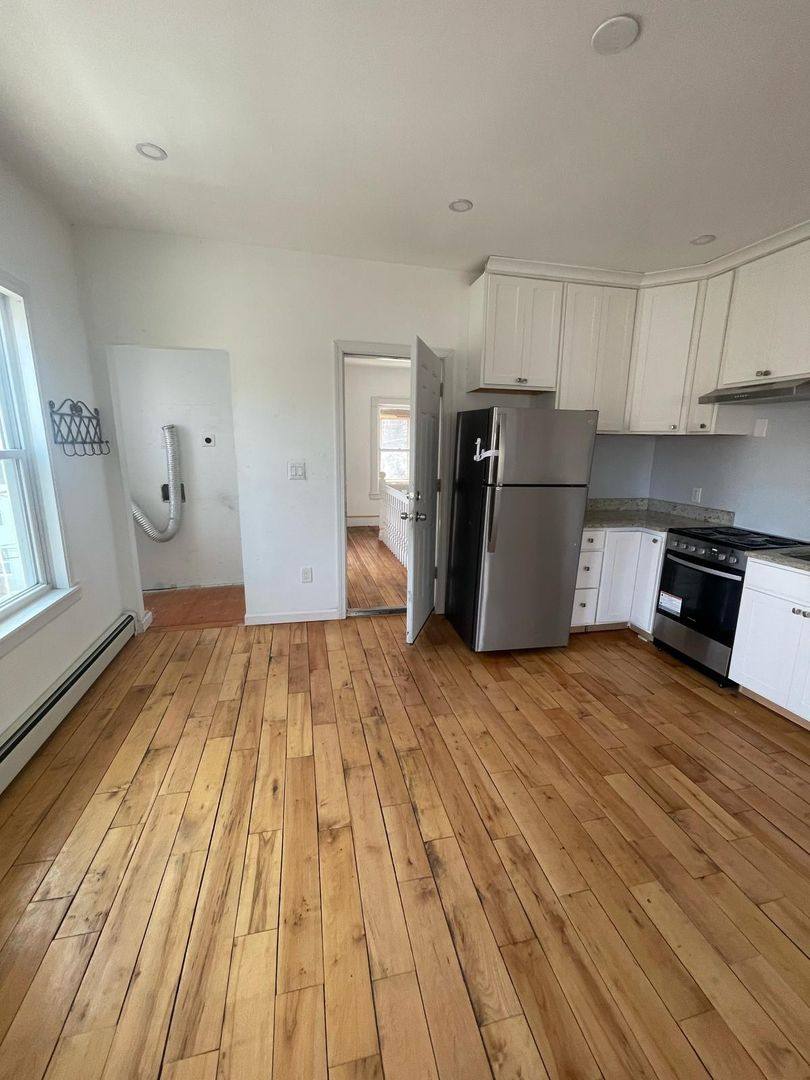 Apartment for rent at 11 Wright St, Gardner, MA 01440