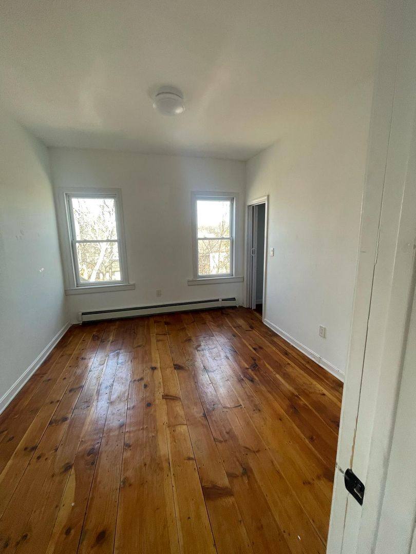 Apartment for rent at 11 Wright St, Gardner, MA 01440